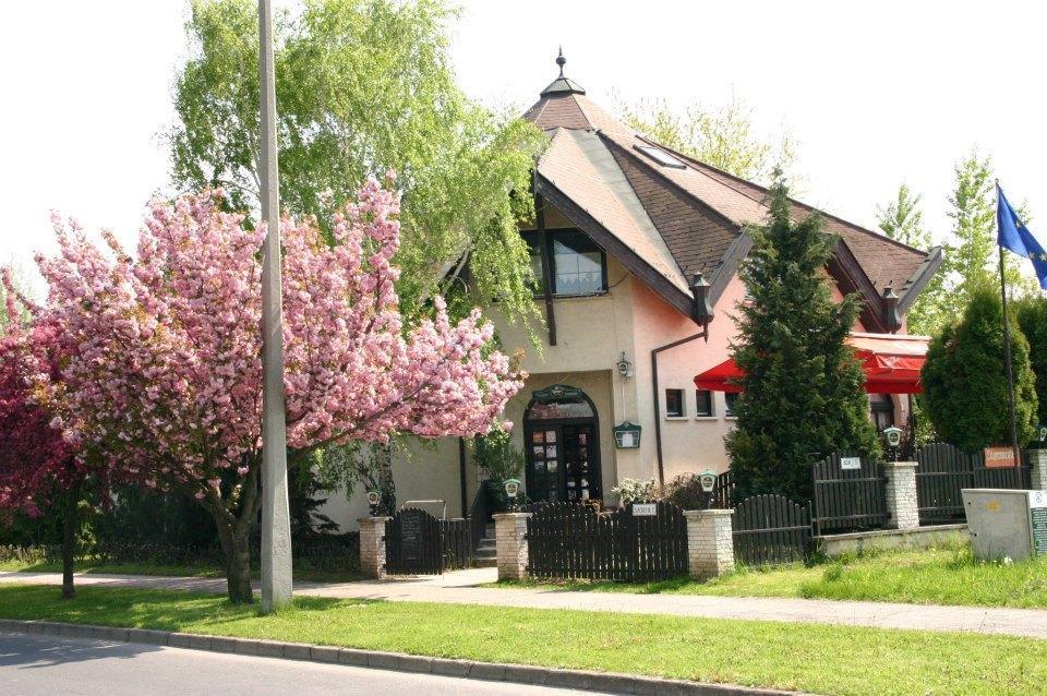 Kocsis Panzio Es Etterem Bed & Breakfast Komárom Eksteriør bilde