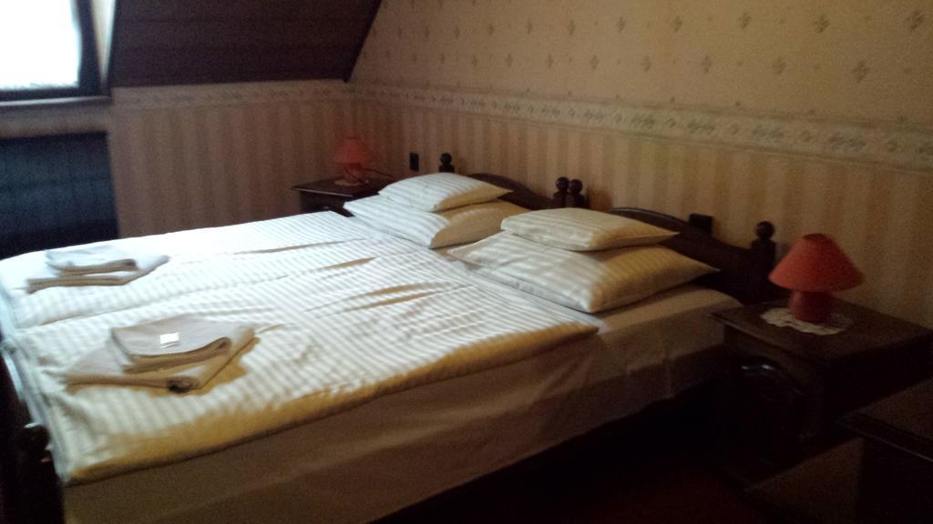 Kocsis Panzio Es Etterem Bed & Breakfast Komárom Rom bilde